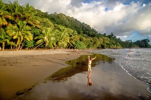 Na praia, espreguiçadeiras, toalhas de praia
