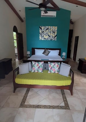 4 bedrooms, in-room safe, travel crib, free WiFi - Perfect Location, Walk to Beach, Infinity Pool, Luxury Decor, Fast Free Wifi! (Dominical)