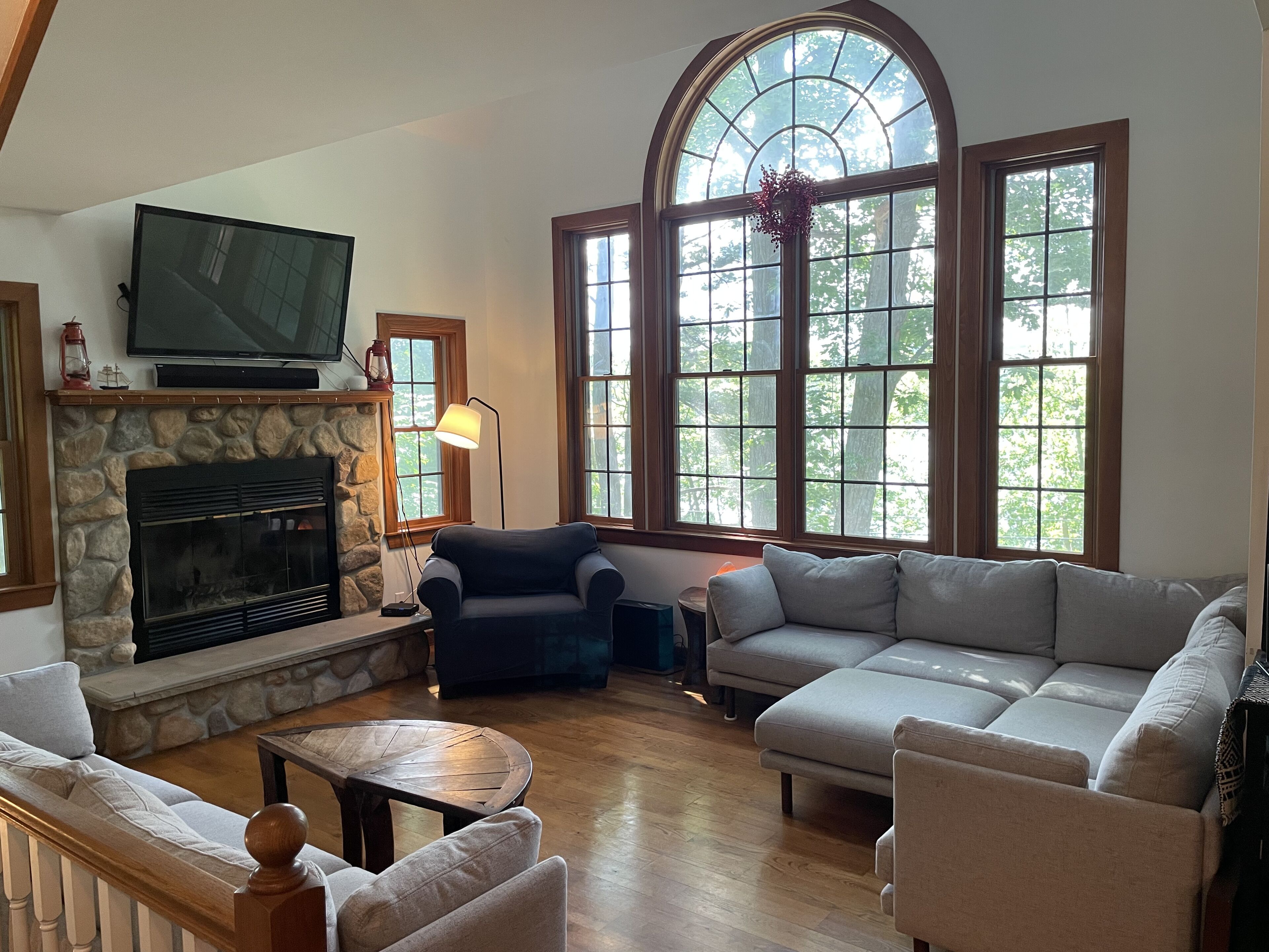 Télévision, table de tennis de table, livres, vidéothèque