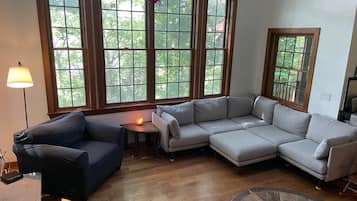 Télévision, table de tennis de table, livres, vidéothÚque