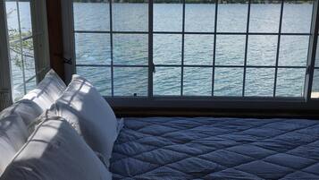 4 makuuhuonetta, työpöytä, silitysrauta/-lauta, vauvan matkasänky