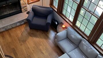 Televisio, pöytätennispöytä, kirjoja, videokirjasto