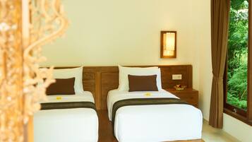 Deluxe Twin Room | In-room safe, desk, soundproofing, rollaway beds