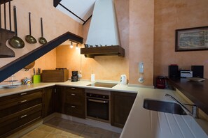 Een koelkast, een magnetron, een oven, een kookplaat