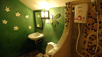 Standard-dobbeltværelse | Badeværelse | Bruser, gratis toiletartikler, håndklæder