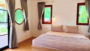 Un dormitorio con cama, cortinas, ventana y espejo.