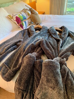 1 makuuhuone, työpöytä, silitysrauta/-lauta, vauvan matkasänky