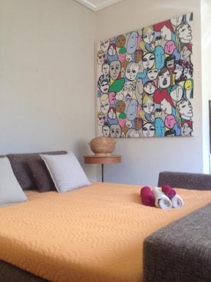 Egyptian cotton sheets, desk, soundproofing, rollaway beds - Domus Felix (Sorrento)