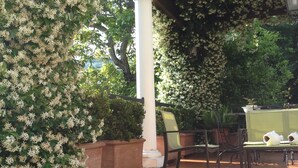 A patio area with a pergola, outdoor seating, and potted plants. - Domus Felix (Sorrento)