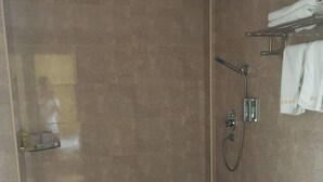 A bathroom with a shower, toilet, and towel rack. - Victory hotel (Guangzhou)