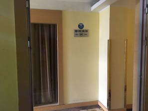 Un pasillo de hotel con un cartel que indica los números de habitación 3020 al 3108 y 3128 al 3198.