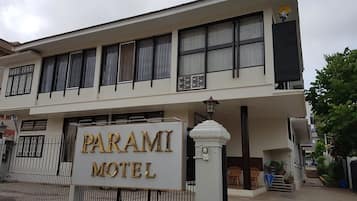 A two-story building with a sign that reads "Parami Motel."