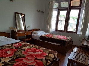 Camera Standard con 2 letti singoli | Una scrivania, Wi-Fi gratuito