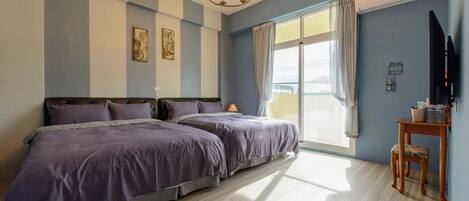 Kamar Quadruple Standar | Meja kerja, tirai kedap cahaya, dan tempat tidur lipat/tambahan