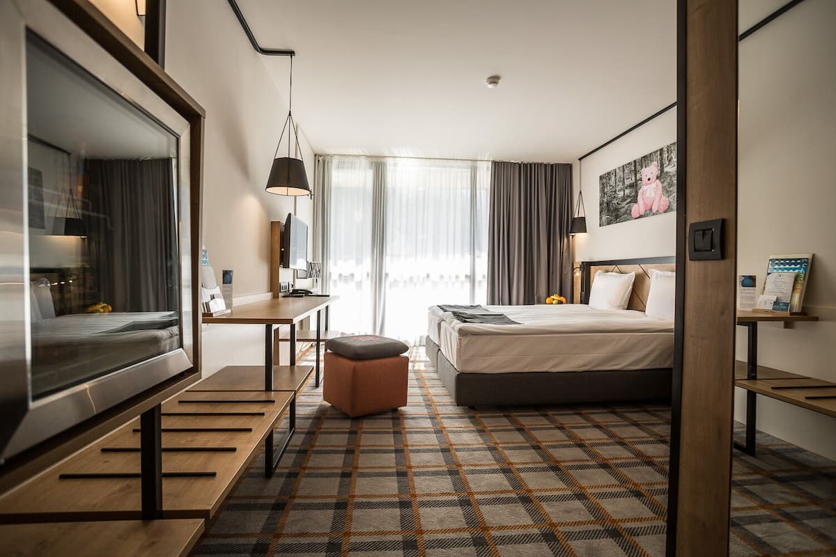 desk, blackout curtains, soundproofing, free cots/infant beds