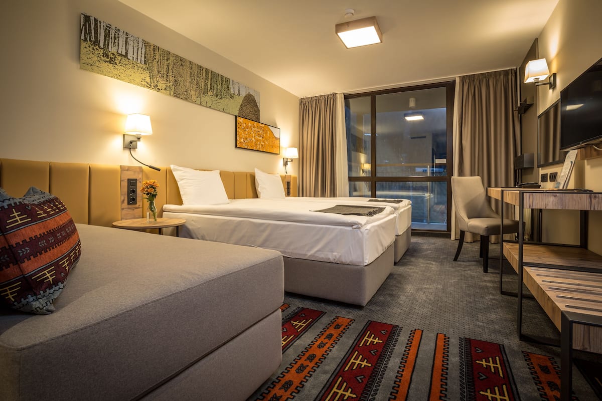 desk, blackout curtains, soundproofing, free cots/infant beds