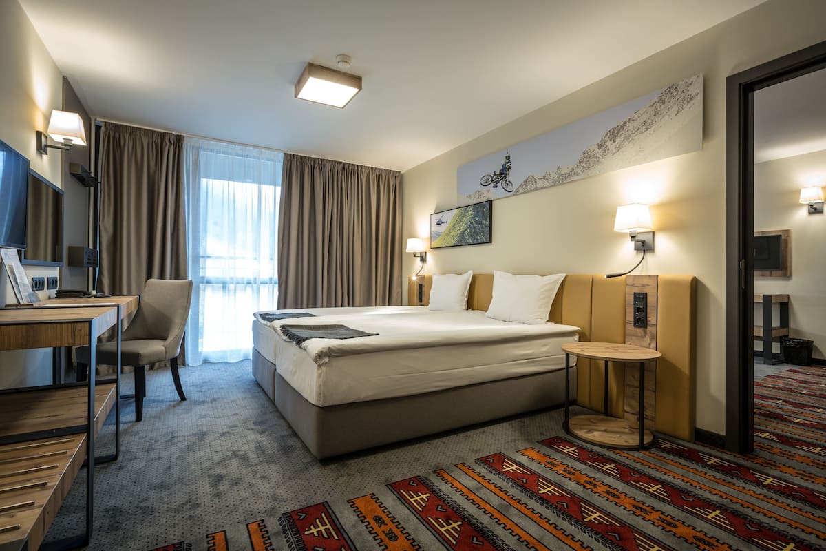 desk, blackout curtains, soundproofing, free cots/infant beds