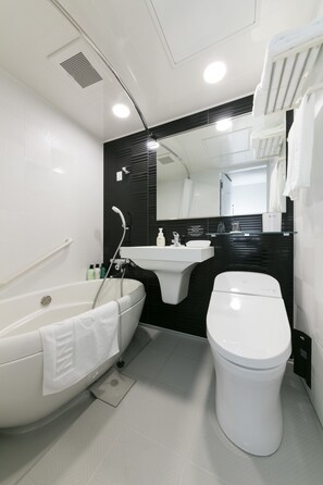 Combined shower/bathtub, free toiletries, hair dryer, slippers - Sanco Inn Nagoyashinkansenguchi Annex (Nagoya)