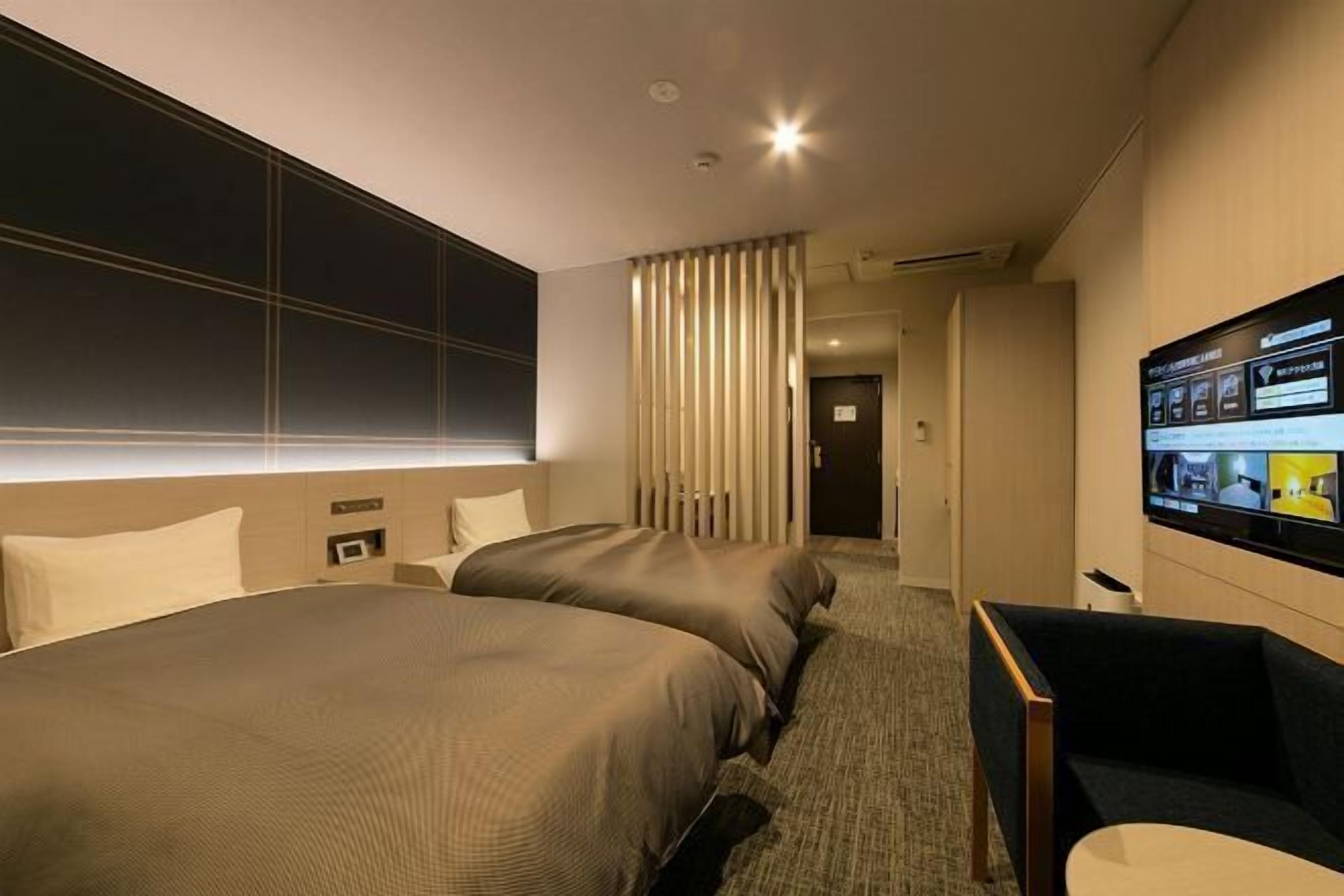 Escritorio, cortinas blackout y tabla de planchar con plancha 