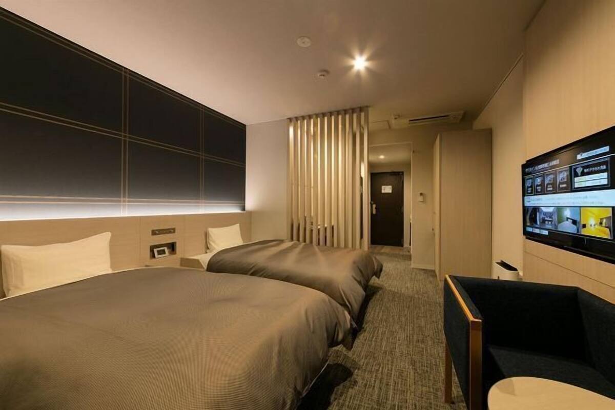 Escritorio, cortinas blackout y tabla de planchar con plancha