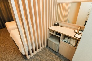 Habitació amb dos llits individuals estàndard | Escriptori, cortines opaques, planxa i posts de planxar i wifi gratuïta 