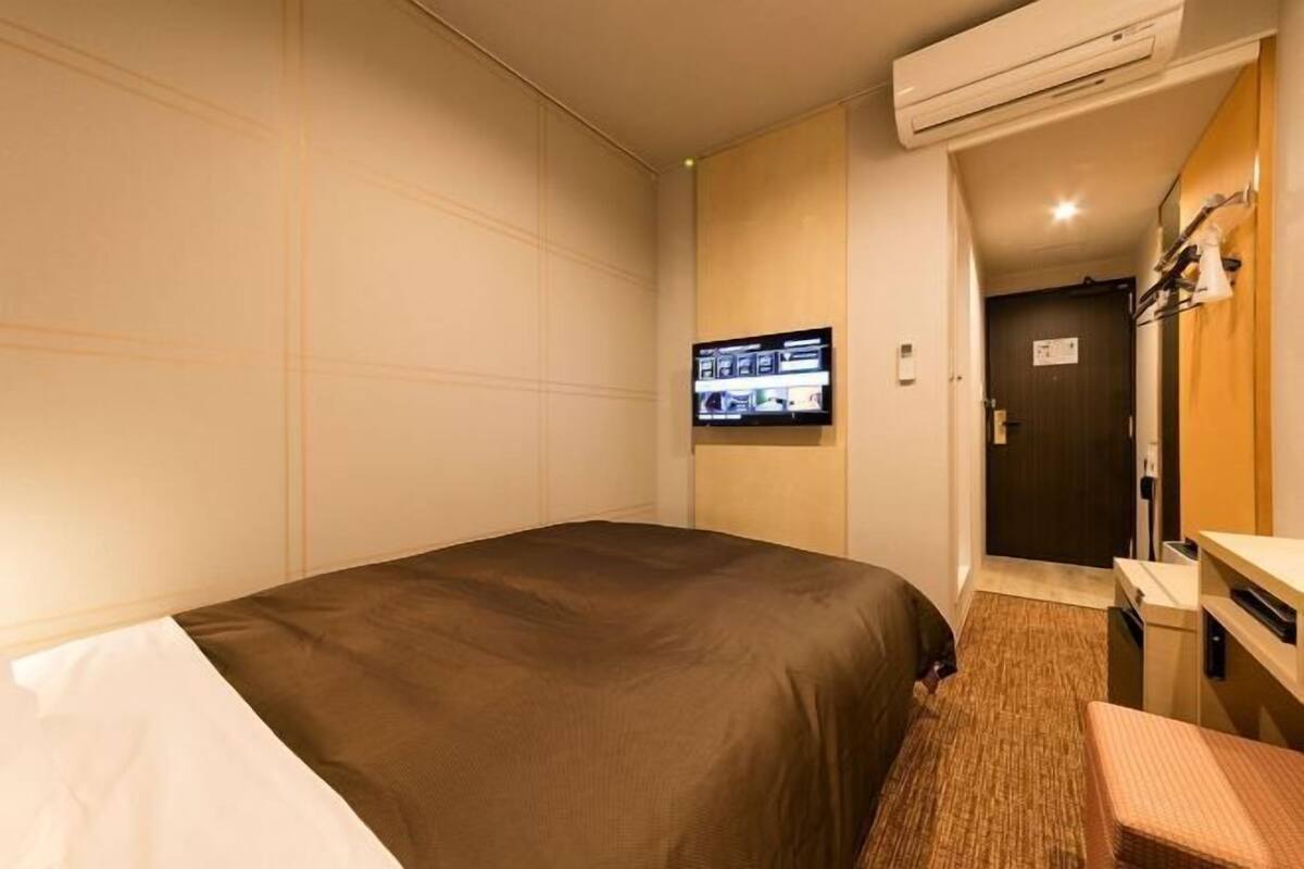 Escritorio, cortinas blackout y tabla de planchar con plancha