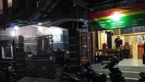 Front of property - Adikarta Guesthouse Seturan (Depok)