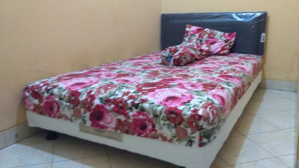 Cozy Room in Seturan with AC | In-room safe, WiFi (free) - Adikarta Guesthouse Seturan (Depok)