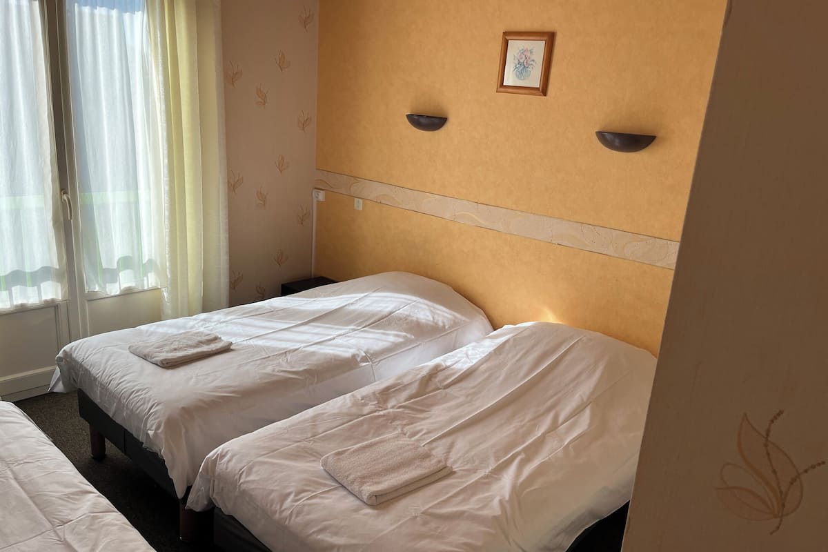 triple room, 3 single beds | desk, laptop workspace, iron/ironing board, free cots/infant beds