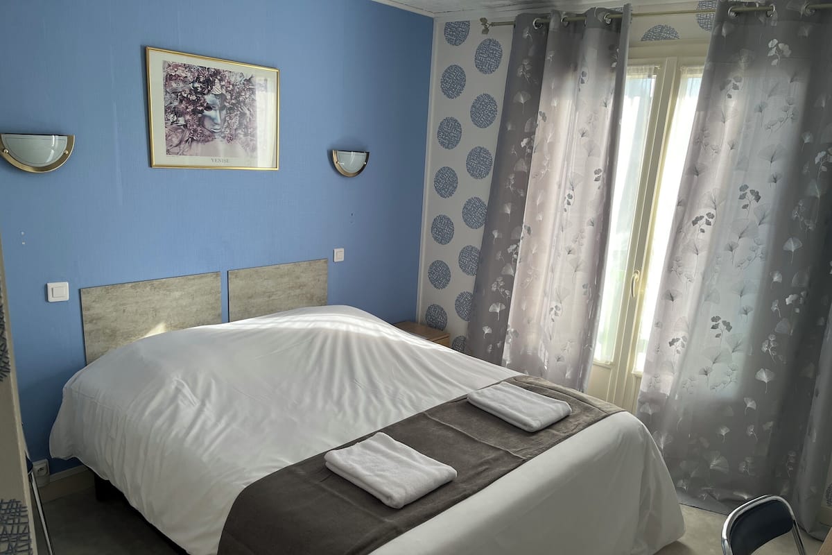 Camera doppia, 1 letto queen | Una scrivania, postazione laptop, ferro/asse da stiro