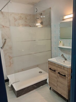 Hair dryer, towels - Hôtel Le Lyon Vert Commentry (Commentry)