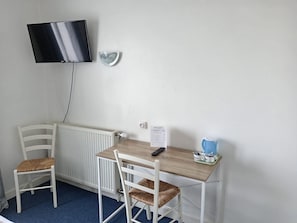 Dobbeltrom, 1 queensize-seng | Oppholdsområde | En 81-centimeters Flatskjerm-TV med digitale kanaler samt TV