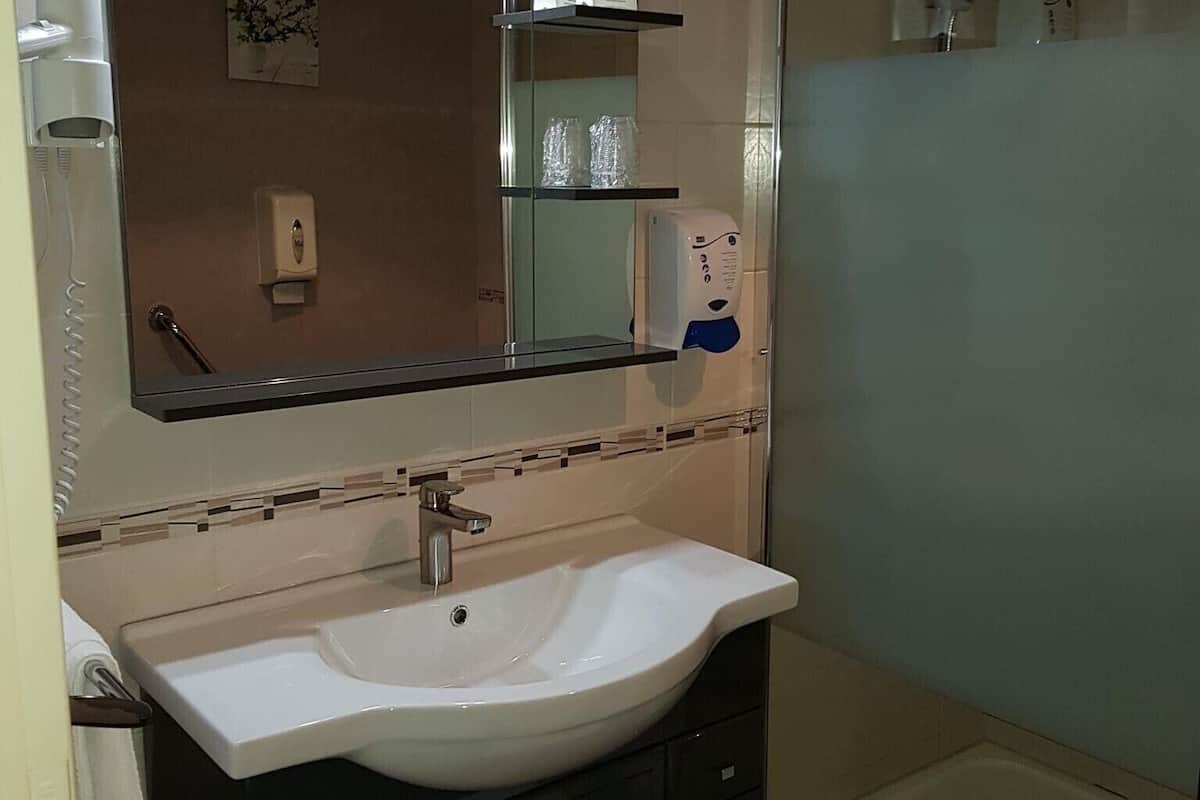 double room, 1 queen bed | bathroom | hair dryer, towels