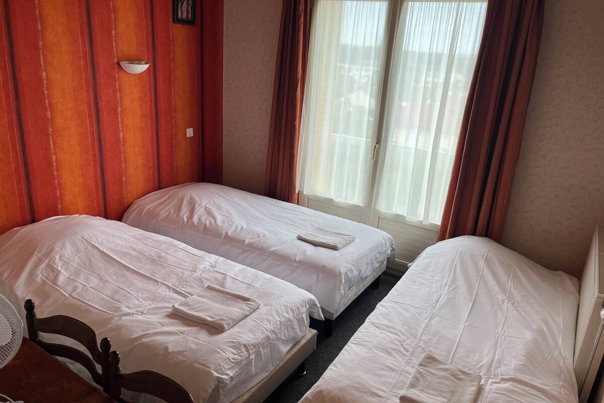 triple room, 3 single beds | desk, laptop workspace, iron/ironing board, free cots/infant beds