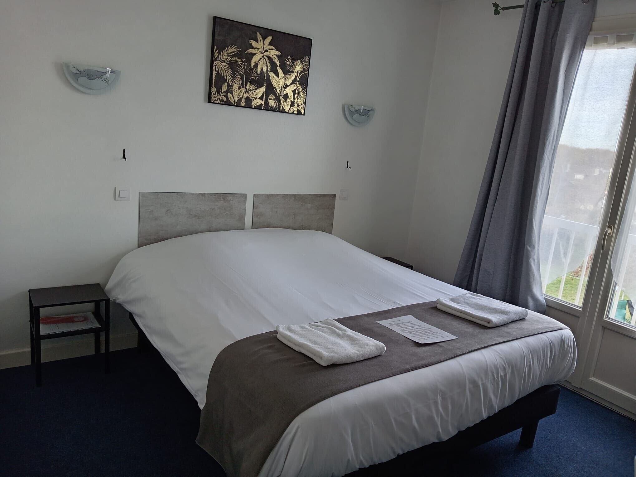 Tweepersoonskamer, 1 queensize bed | Een bureau, een laptopwerkplek, een strijkplank/strijkijzer