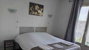 Doppelzimmer, 1 Queen-Bett | Schreibtisch, laptopgeeigneter Arbeitsplatz, Bügeleisen/Bügelbrett