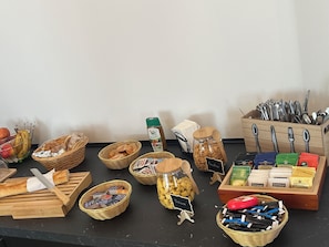 Frukostbuffé på helger (EUR 10 per person)
