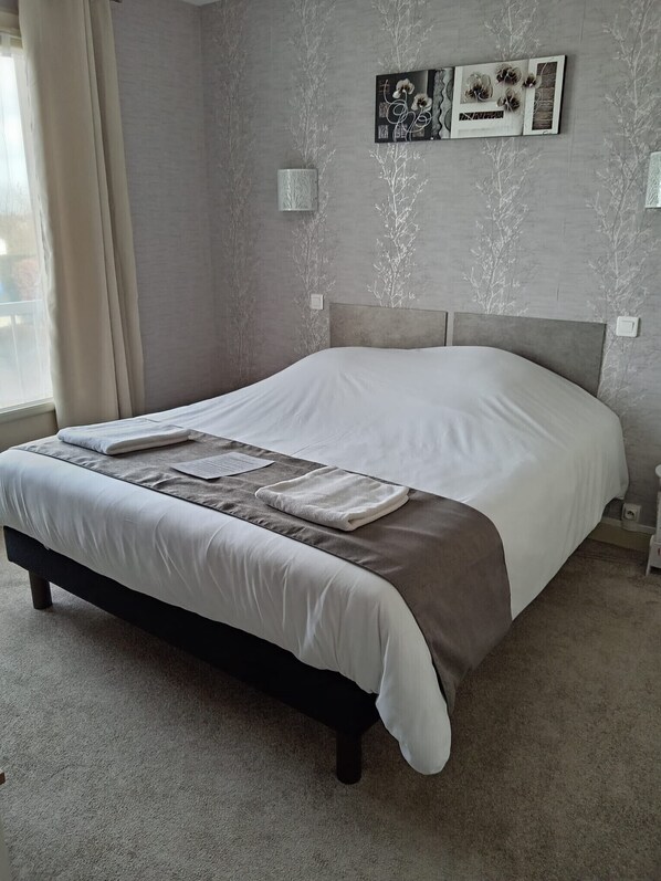 مكتب ومساحة عمل للكمبيوتر المحمول ومكواة/لوح كي