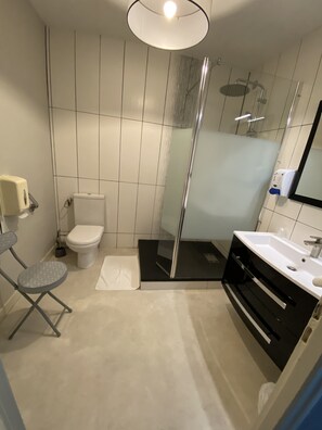 Double Room, 1 Queen Bed | Bathroom