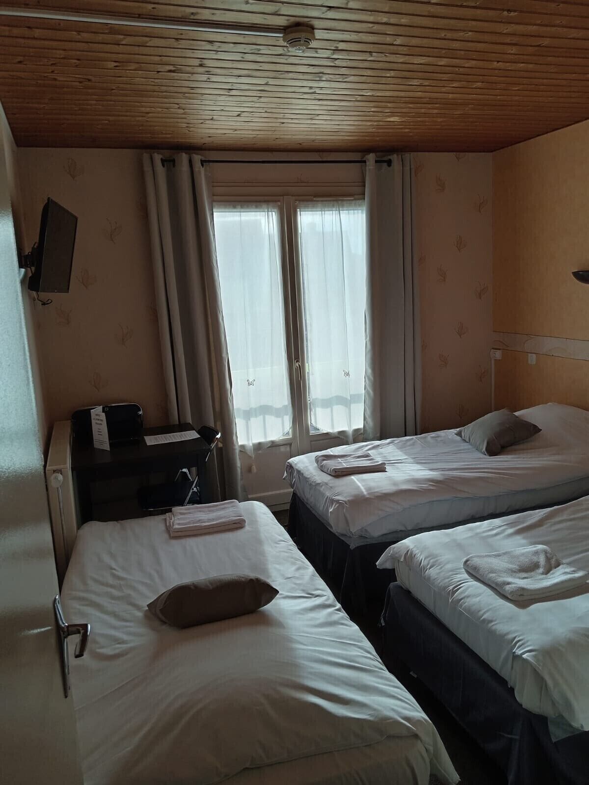 トリプルルーム シングルベッド 3 台 | デスク、ノートパソコン用作業スペース、アイロン / アイロン台、ベビーベッド (無料)