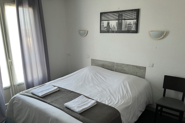 Tweepersoonskamer, 1 queensize bed | Een bureau, een laptopwerkplek, een strijkplank/strijkijzer