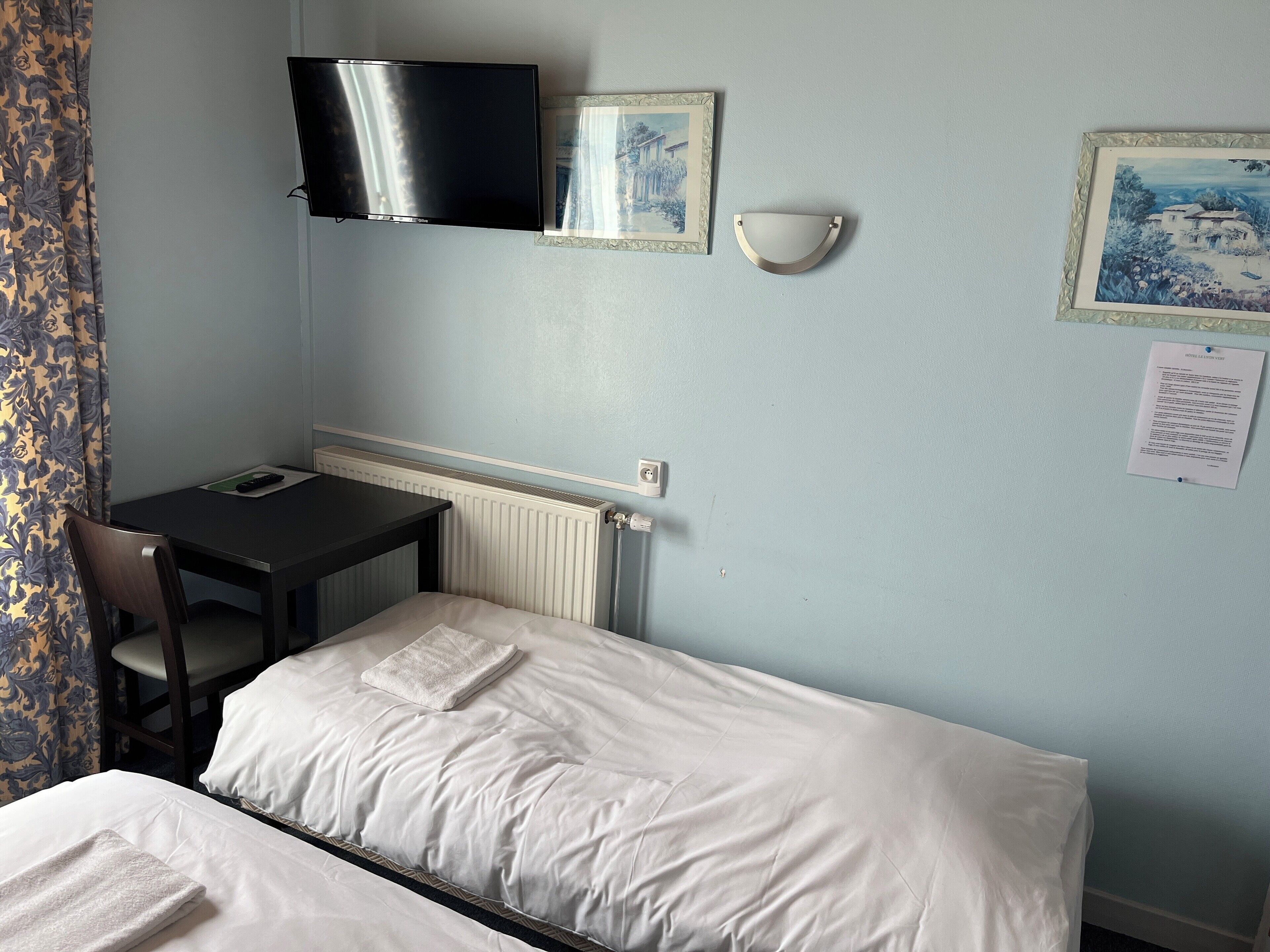 triple room | desk, laptop workspace, iron/ironing board, free cots/infant beds