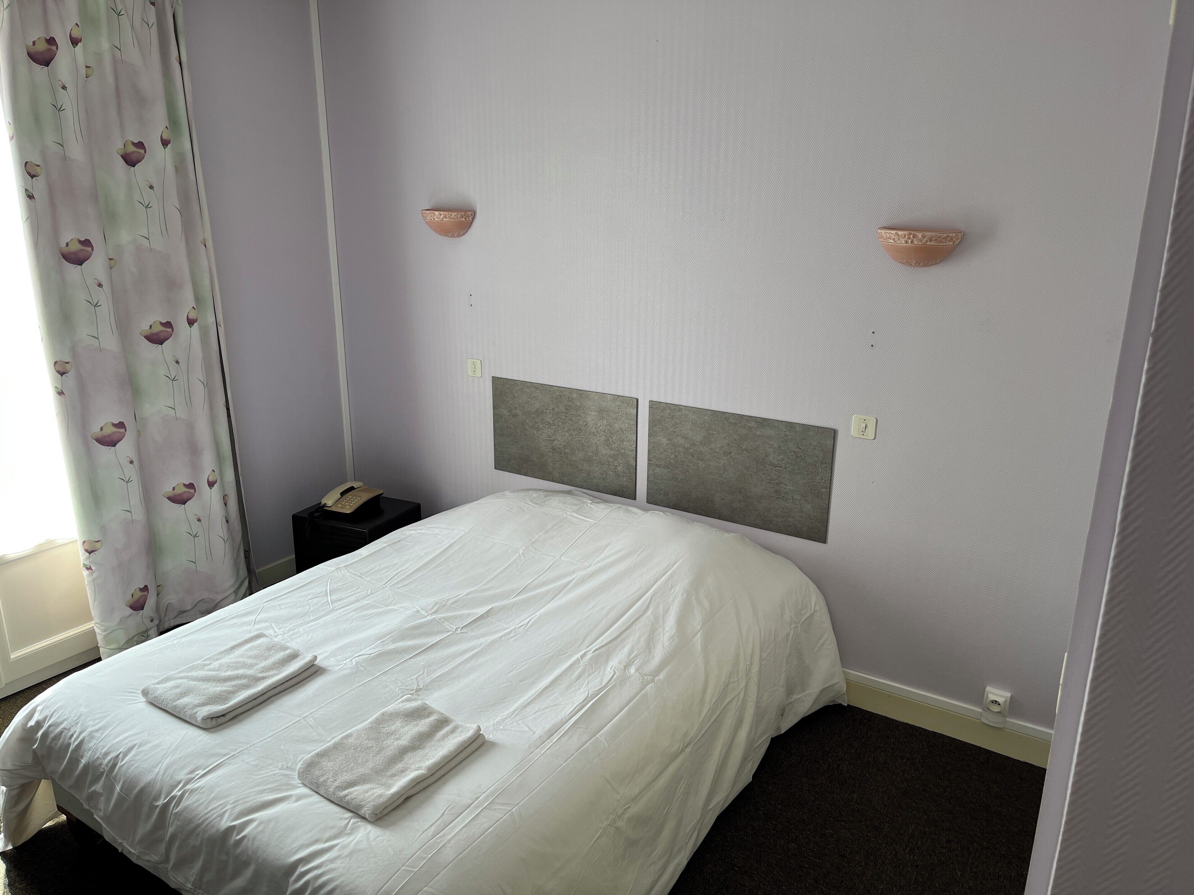 double room, 1 queen bed | desk, laptop workspace, iron/ironing board, free cots/infant beds