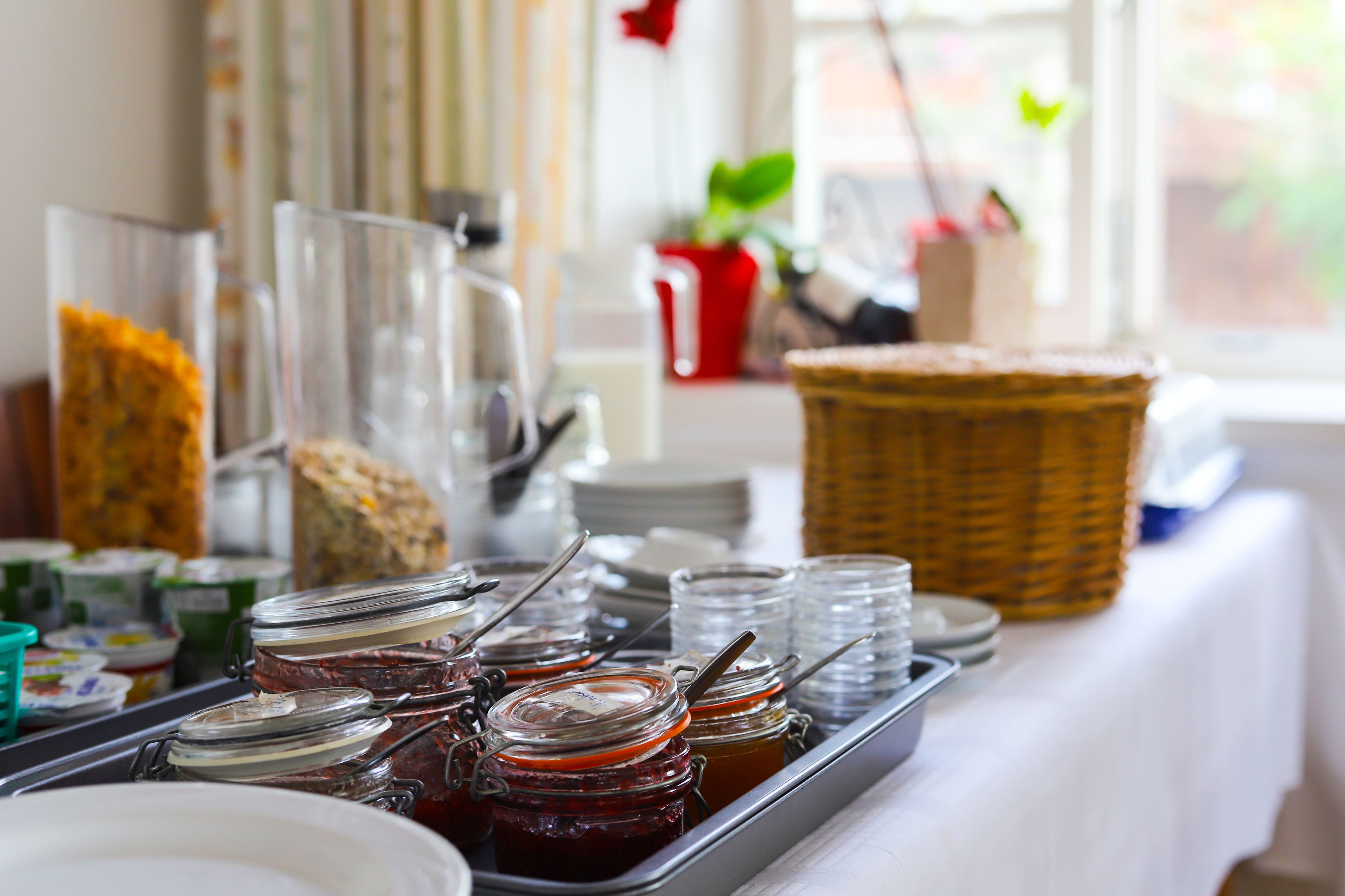 Montaje de bufé con diferentes alimentos y salsas.