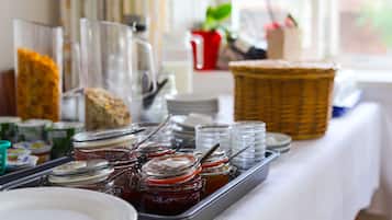 Montaje de bufé con diferentes alimentos y salsas.