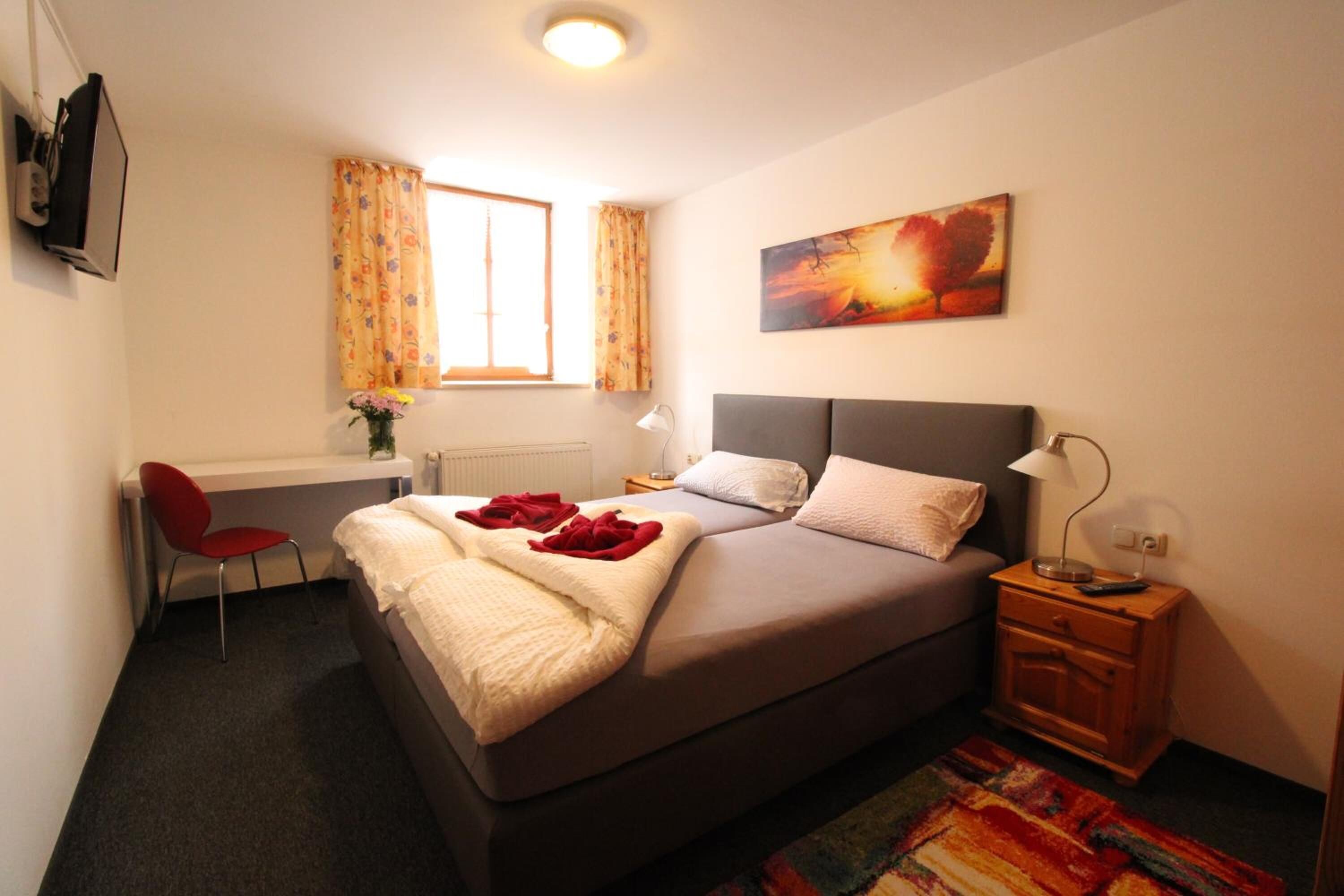 Escritorio, wifi gratis y ropa de cama 