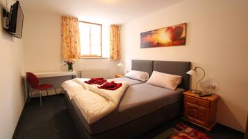 Escritorio, wifi gratis y ropa de cama