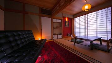 Chambre Supérieure (Japanese Western Style, Open-air Bath) | Coin séjour | Télévision à écran plat