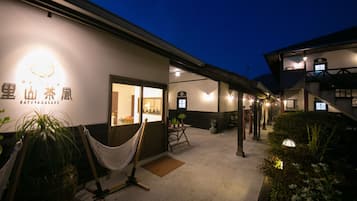 Voorkant accommodatie - avond/nacht