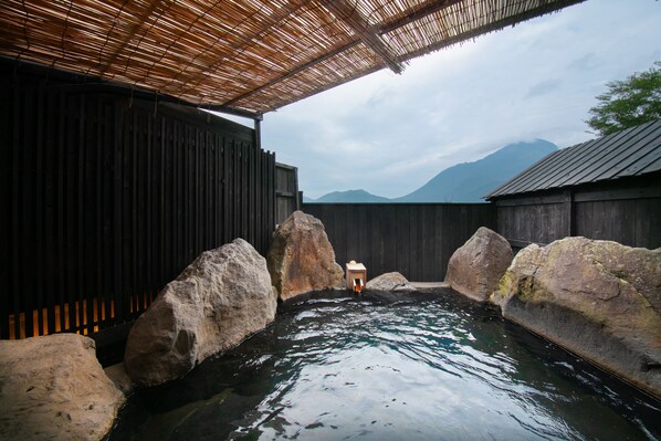 ينابيع ساخنة